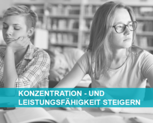 Luft verbraucht - 2 Frauen am Tisch sitzend, die eine schaut abwesend zur Seite die ander hat geschlossene Augen