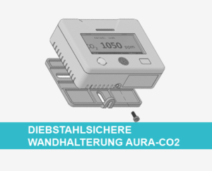 AURA-CO2 symbolisch auf die diebstahlsichere Wandhalterung gesetzt kurz vor der Befestigung mit der Schraube